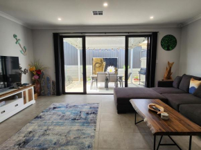 Minutes to the Beach! King Bed with TV, Spa Bath